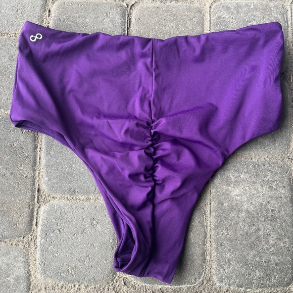 High Waisted Scrunch Shorts - Deep Purple - Picture 9 of 9